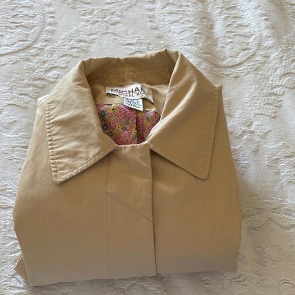 Beautiful Gently Loved Women's Tan Rain Coat with Floral Lining by Michael Kors - Picture 14 of 15